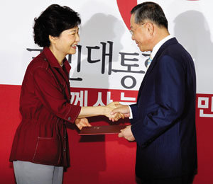 9월 5일 박근혜 새누리당 대선 후보가 당정치쇄신특위 위원장을 맡은 안대희 전 대법관에게 임명장을 주고 있다.
