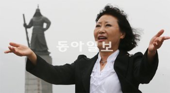 판소리 ‘이순신가’를 창작한 소리꾼 김영옥 씨는 광화문 이순진 동상 앞에서 “충무공은 어머니의 눈물을 닦아주는 아들이었다. 사람을 대할 땐 그 사람의 뒤 그림자까지 어루만질 줄 아는 남자였다”고 말했다. 김미옥 기자 salt@donga.com