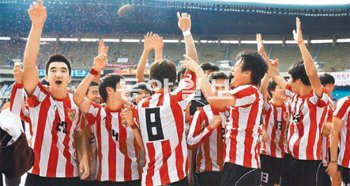 고려대 축구 선수들이 연고전 최종일인 15일 잠실종합운동장에서 열린 연고전에서 연세대를 1-0으로 꺾은 뒤 기뻐하고 있다. 고려대 제공