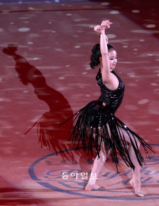 지난해 갈라쇼에서 연기를 펼치고 있는 손연재.