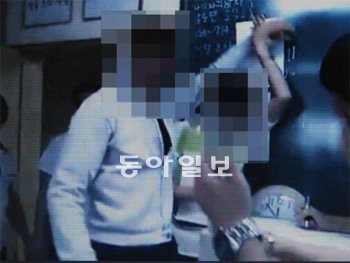 서울의 한 고교 교실에서 남학생이 여교사의 어깨에 팔을 올리며 “누나 사귀자”라며 성희롱하는 동영상 장면. 2009년 유포돼 큰 파문을 불러일으킨 바 있다. 동아일보DB