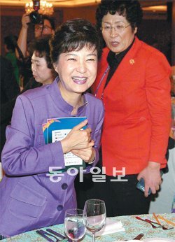 朴, 세계여성단체 행사 참석 새누리당 박근혜 대선후보가 17일 오후 서울 중구 소공동 롯데호텔에서 열린 제33차 세계여성단체협의회(회장 김정숙·오른쪽) 세계총회에 참석해 눈인사를 나누며 환하게 웃고 있다. 김동주 기자 zoo@donga.com