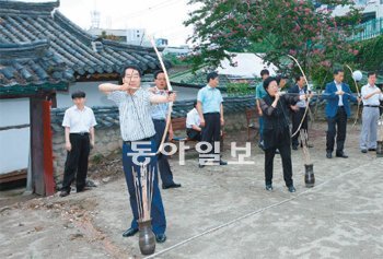 대구 중구 동산동 옛 구암서원 뜰에서 방문객들이 활쏘기를 해보고 있다. 대구 중구 제공　　　