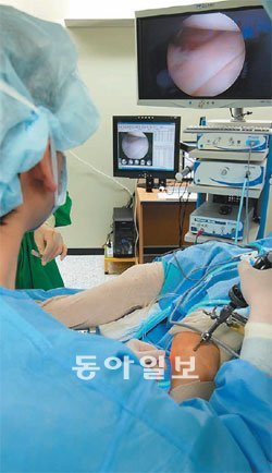 연세사랑병원 의료진이 무릎연골이 손상된 환자의 상태를 살펴보고 있다. 이 병원은 줄기세포를 이용한 무릎연골치료를 전문적으로 담당하는 연구소를 운영하고 있다. 연세사랑병원 제공
