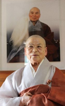 성철 스님의 유일한 혈육인 불필 스님이 회고록 ‘영원에서 영원으로’를 출간했다. 성철 스님이 결혼해 출가 전 낳은 딸인 불필 스님은 “화두(話頭)를 깨치면 영원한 대 자유인이 될 수 있다는 말이 귀에 쏙 들어왔다. (성철)스님의 그 한마디에 아버지가 아닌 스승으로 받아들이게 됐다”고 회고했다. 불필 스님 뒤로 성철 스님의 사진이 보인다. 백련불교문화재단 제공