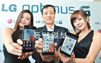 18일 서울 서대문구 홍은동 그랜드힐튼호텔에서 열린 LG전자의 전략 스마트폰 ‘옵티머스G’ 론칭 행사에서 박종석 LG전자 MC사업본부장(가운데)이 모델들과 옵티머스G를 들어 보이고 있다. LG전자 제공