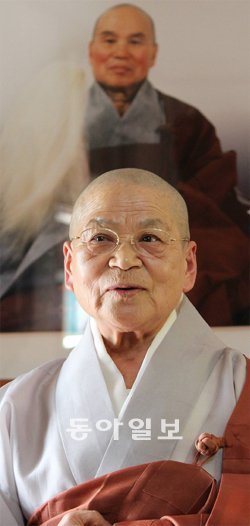 성철 스님의 유일한 혈육인 불필 스님이 회고록 ‘영원에서 영원으로’를 출간했다. 불필 스님 뒤로 성철 스님의 사진이 보인다. 백련불교문화재단 제공