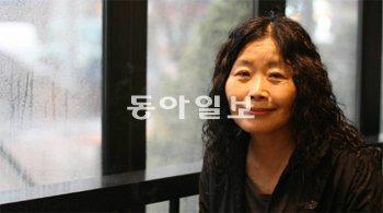 본보에 ‘행복한 시 읽기’를 연재하는 황인숙 시인은 독자들에게 “내가 고른 시들을 읽으면서 기분 좋은 긴장감으로 하루를 시작했으면 좋겠다”며 웃었다. 황인찬 기자 hic@donga.com