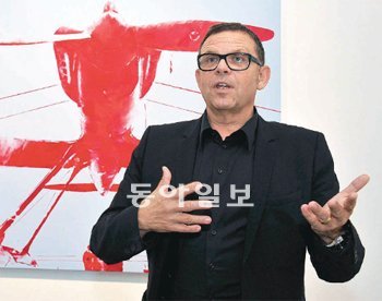 슈라이어 기아자동차 최고디자인책임자가 19일 갤러리현대에서 자신의 작품에 대해 설명하고 있다. 뒤에 있는 작품이 기아차를 상징하는 붉은색으로 그려져 눈길을 끈다. 기아자동차 제공