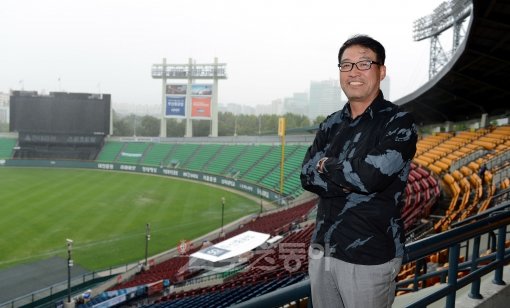 김용철은 한국야구 역사상 가장 멋진 타격폼을 가진 ‘전설’ 같은 타자다. 스포츠동아 인터뷰를 위해 잠실구장을 찾은 김용철이 미소를 짓고 있다. 잠실｜김민성 기자 marineboy@donga.com 트위터 @bluemarine007