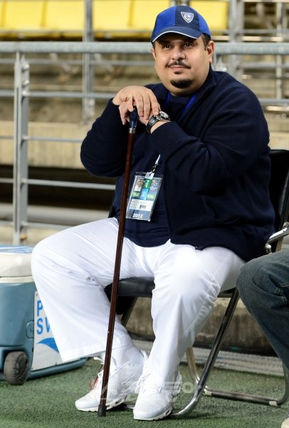 알 힐랄 구단주인 압둘라흐만 왕자가 날카로운 눈매로 경기를 지켜보고 있다. 울산｜김민성 기자 marine@donga.com 트위터@bluemarine007