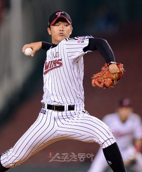 19일 잠실 넥센전에 데뷔 후 처음 등판한 LG 신인투수 신동훈이 힘차게 볼을 던지고 있다. 신동훈은 13일 잠실 SK전 9회말 
상대의 투수기용에 불만을 품은 김기태 감독의 지시로 마운드가 아닌 타석에서 데뷔전을 치렀다. 잠실｜김종원 기자 
won@donga.com 트위터 @beanjjun