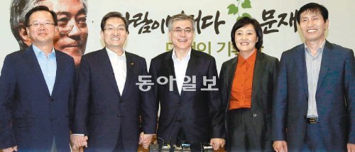 대선기획단 첫 회의 문재인 민주통합당 대선후보가 19일 오전 국회에서 열린 대선기획단 첫 회의에 참석했다. 왼쪽부터 김부겸 전 의원과 노영민 문재인 박영선 이학영 의원. 박영대 기자 sannae@donga.com
