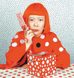 구사마 야요이가 2009년 8월 자신이 직접 디자인한 일본 이동통신사 KDDI의 iida 휴대전화를 들고 있다. 사진 출처 iida 홈페이지