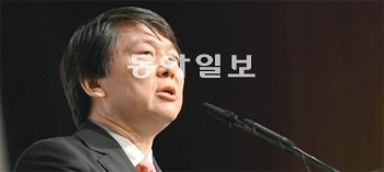 안철수 서울대 융합과학기술대학원장이 19일 오후 서울 서대문구 충정로 구세군아트홀에서 대선 출마를 선언하는 기자회견을 하고 있다. 그는 “분열과 증오를 뛰어넘어 진심의 정치를 하겠다”고 밝혔다. 양회성 기자 yohan@donga.com