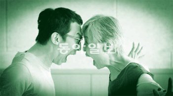 ‘신수궁가-토끼전’에서는 한국 무용가 김선미 씨(오른쪽)와 현대 무용가 최진한 씨(왼쪽)가 토끼와 자라로 호흡을 맞춘다. 문화예술기획 이오공감 제공