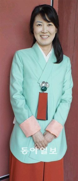 창덕궁의 여성 문화해설사가 입게 될 새 개량한복 유니폼. 옥색 당의는 창덕궁의 빛바랜 창살에서, 자주색 치마는 낙엽에서 모티브를 따왔다. 노리개는 이름과 소속을 표시하는 명찰의 역할을 한다. 차이 제공