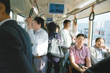 KTX 오송역과 세종 정부청사, 대전 유성을 연결하는 BRT가 19일 개통했다. 시민들이 출근을 위해 BRT를 이용하고 있다. 행정도시건설청 제공