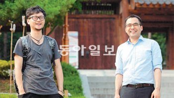 제갈현열, 김도윤 씨(왼쪽부터)가 모교인 대구 달서구 신당동 계명대 한학촌에서 만나 이야기를 나누며 웃고 있다. 계명대 제공