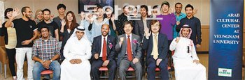 투르키 파흐드 알이야르 사우디아라비아문화원장(앞줄 왼쪽에서 세 번째)과 이효수 영
남대 총장(앞줄 왼쪽에서 네 번째), 아랍 출신 유학생들이 아랍문화센터 개소식을 마치
고 한자리에 모였다. 영남대 제공