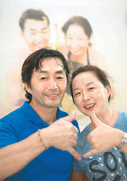 다이빙에 매료돼 마리아나 해구 옆 티니안 섬에 정착한 다이버 부부 박민수 이연경 씨. ‘소나’라는 체험액티비티 회사를 운영 중이다.