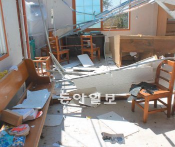 전남 강진군 산내들 지역아동센터 건물이 태풍 볼라벤으로 피해를 입었다. 철근이 흔들리고, 천장마저 무너져 재건축이 필요한 상황이다. 어린이재단 전남지역본부 제공