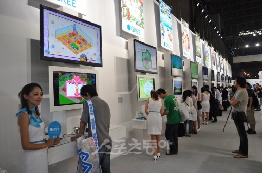 ‘일본서도 모바일 게임 대세.’ 일본 지바 마쿠하리 메세에서 개막한 ‘2012 도쿄게임쇼’에 참가한 일본 소셜 콘텐츠 기업 
‘그리’(GREE)의 대형 부스. 콘솔 게임의 메카로 불리는 일본에서 열린 행사지만 스마트폰을 중심으로 한 모바일 게임의 초강세를
 확인할 수 있다.  지바(일본)｜김명근 기자 dionys@donga.com 트위터@kimyke76