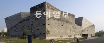 건축가 왕수의 대표작인 중국 저장 성 닝보 역사박물관. 전통 가옥의 폐자재와 대나무 등을 활용해 전통과 현대를 조화시킨 건축물로 평가받고 있다. 이화여대 제공