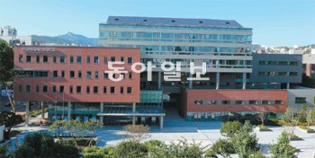 올해 개교 40주년을 맞은 한국방송통신대. 10월 준공을 앞둔 서울 종로구의 새 본관(가운데)은 1층을 북 카페를 비롯한 열린 공간으로 활용할 예정이다. 방송대 제공