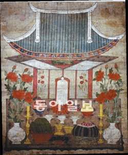‘감모여재도’(19세기 후반), 일본민예관 소장, 종이에 채색, 85.0×103.0cm. 한 칸에 위패가 하나뿐인 단출한 서민의 사당이지만, 독특한 시점 표현을 통해 제수의 풍요로움을 효과적으로 보여주고 있다.