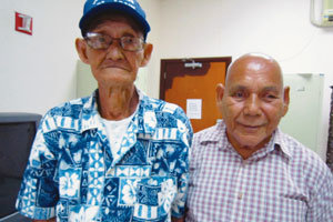 사이판 노인정에서 만난 호세 아이토레서(왼쪽), 만요엘 알 메사 씨는 “조선인 위안부가 사이판에 살았다”고 증언했다.