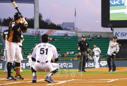 LG 봉중근의 아버지 봉동식 씨(오른쪽 끝)가 21일 잠실 롯데전의 시구자로 나섰다. 봉중근(왼쪽 2번째)은 부정이 듬뿍 담긴 공을 직접 받았다. 잠실｜김종원 기자 won@donga.com 트위터@beanjjun