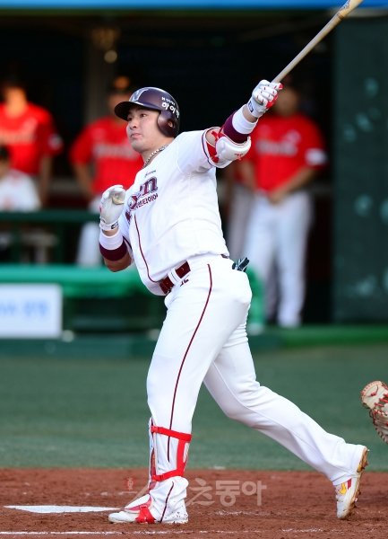 팬들에게는 인간승리의 표본이다. 넥센 프런트에게는 자신들이 추구하는 구단운영의 상징이다. 모두가 욕했던 트레이드로 얻은 타자가 30홈런에 100타점을 올렸다. 이제 박병호의 방망이 끝이 겨냥하는 곳은 시즌 MVP의 고지다. 스포츠동아DB