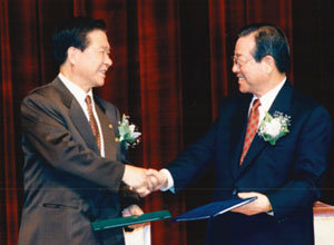 1997년 11월 3일 당시 김대중 새정치국민회의 총재와 김종필 자민련 총재가 DJP(김대중-김종필) 단일화 합의문을 교환하고 있다.