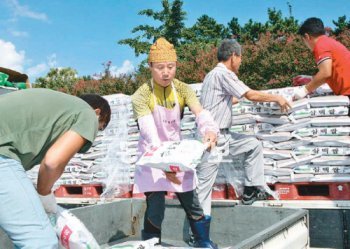 대구 수성구 범어동 구민운동장 주차장에서 구청 직원과 봉사단원들이 키다리아저씨가 기증한 쌀을 동별 주민지원센터로 나눠주기 위해 화물차로 옮기고 있다. 대구 수성구 제공