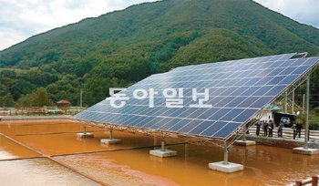 21일 함백 수질정화시설 중 자연정화시설 산화조 위에 설치된 태양광발전기의 모습. 광산 폐수에 녹아 있는 철 성분이 이곳에서 산화되면서 아래로 가라앉게 된다. 한국광해관리공단 제공