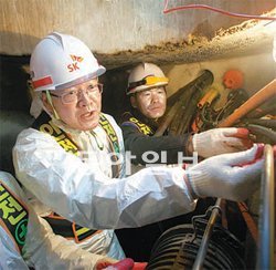 박인식 SK브로드밴드 대표(왼쪽)가 직원들과 함께 지하에 설치된 통신선을 살펴보고 있다. SK브로드밴드 제공