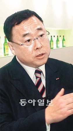 양인집 진로 사장 겸 하이트진로 해외사업 총괄사장이 도쿄의 진로 본사에서 제품에 대해 설명하고 있다. 하이트진로 제공