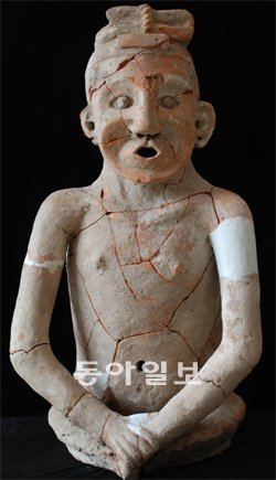 5월 중국 네이멍구 자치구에서 발굴된 토기 인물상. 상투를 틀고 관모를 쓴 채 수행하는 모습은 한민족 고유의 특징이라고 연구팀은 설명했다. 연구팀 제공