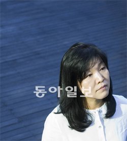 소설가 신경숙은 “어릴 적부터 책 읽는 것을 좋아했다”고 말했다. “제사도 많고 음식도 많고 식구도 많은 북적임 속에서 성장했는데도 늘 혼자인 것 같았죠. 책을 읽으면 외롭지 않았기 때문에 계속 읽었지 싶습니다.” 문학사상 제공