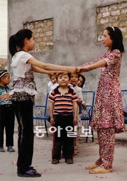 편 씨의 지도로 중국 카슈가르의 아이들이 한국의 ‘동대문 놀이’를 하고있다. 편해문 씨 제공