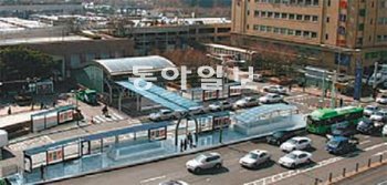 서울 서초구 반포동 센트럴시티(호남선)앞 택시·버스 승차대의 공사 후 모습. 서초구 제공