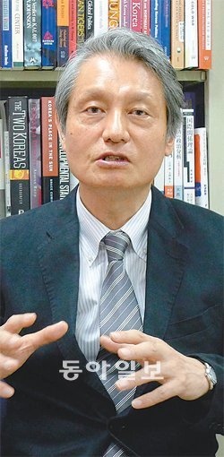 이종원 교수가 19일 일본 도쿄 와세다대 연구실에서 본보와 인터뷰를 갖고 영토 갈등 등으로 혼란스러운 동북아시아의 미래를 전망했다. 도쿄=배극인 특파원 bae2150@donga.com