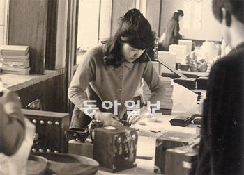박근혜 후보가 1970년 서강대 1학년 대학축제 때 공예품을 파는 모습. 동아일보DB