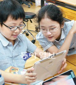 서울 계성초 학생들이 갤럭시 탭을 이용해 e교과서를 보고 있다.
