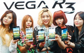24일 오전 서울 강남 엠스테이지에서 열린 팬택 스마트폰 ‘베가R3’ 신제품 발표회에서 가수 ‘글램’이 베가R3를 들고 포즈를 취하고 있다. 팬택 제공