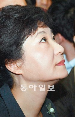 만감 교차 박근혜 새누리당 대선후보가 24일 ‘박정희 시대’ 과거사에 대한 공식 사과를 한 뒤 서울 여의도 당사 4층 기자회견장을 나서면서 만감이 교차하는 듯 위쪽을 응시하고 있다. 김동주 기자 zoo@donga.com