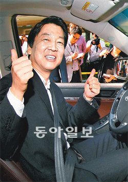 국민대 무인車 개발현장 방문 무소속 안철수 대선후보가 24일 서울 성북구 국민대 무인차량 로봇연구센터를 방문해 무인자동차를 시승하며 엄지손가락을 치켜들고 있다. 사진공동취재단