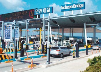인천시가 재정난을 이유로 인천대교와 영종대교(인천공항고속도로)를 이용하는 주민 차량의 통행료 지원을 사실상 중단하겠다고 밝히자 주민들의 반발이 거세지고 있다. 24일 인천대교를 건너 영종도에 진입하는 차량들. 김영국 동아닷컴 객원기자 press82@donga.com