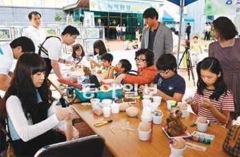 대구자연과학고에 개관한 녹색환경탐구관을 찾은 학생과 학부모들이 녹색생활 체험활
동을 하고 있다. 대구시교육청 제공